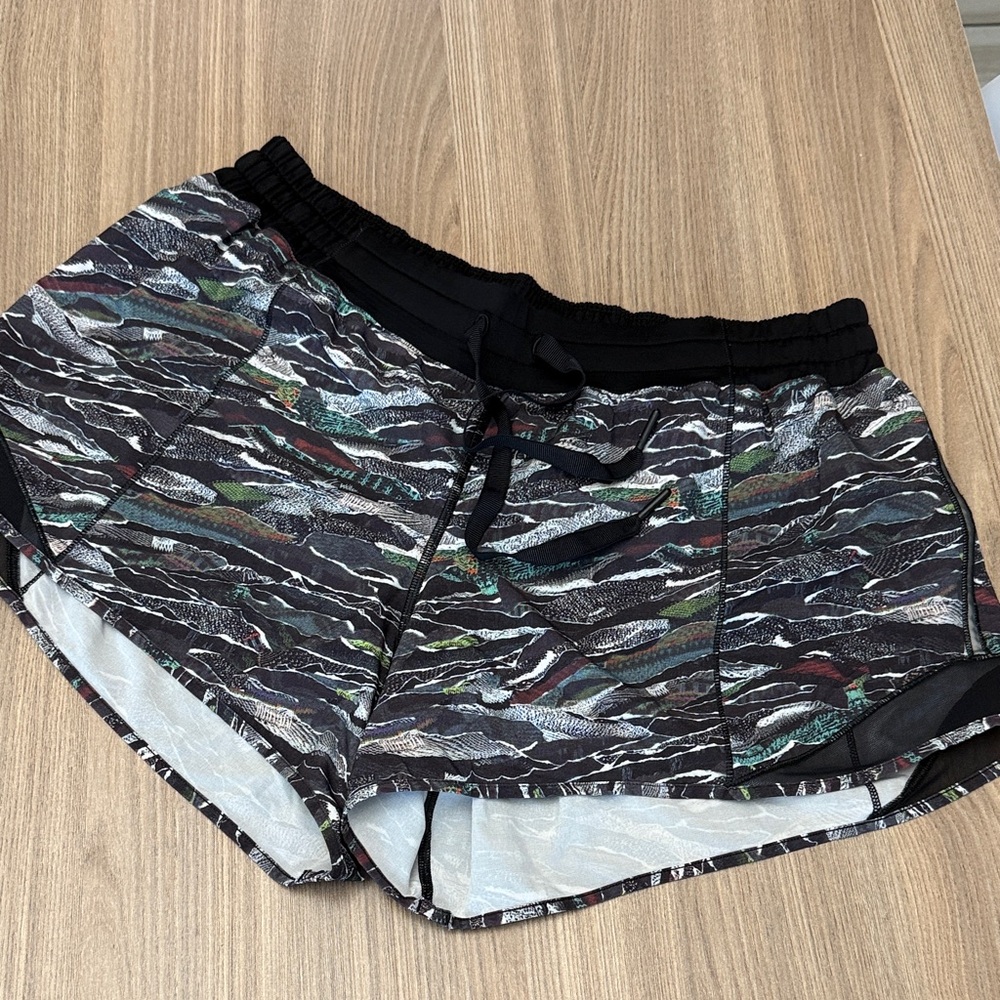 Lululemon Hotty Hot Short 4” in Mini Sweatr Multi Black/Black Size 12 Tall